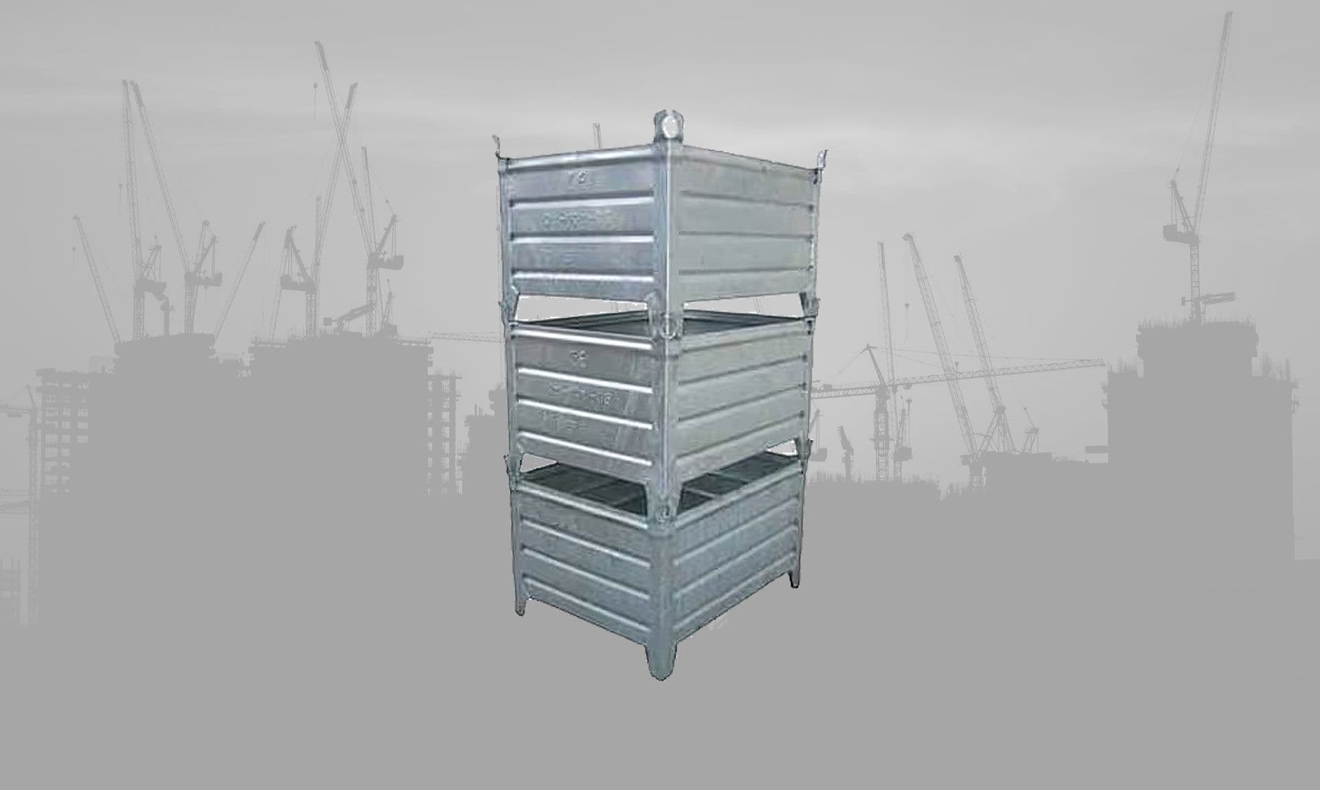 Stapel stapelbakken met op de achtergrond de skyline van een bouwplaats