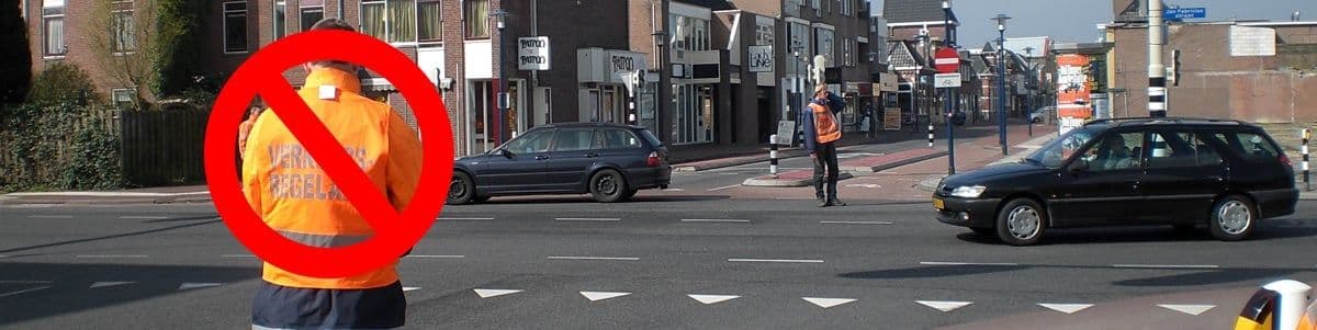 Verkeersregelaars met oud model verkeersregelaarsjas