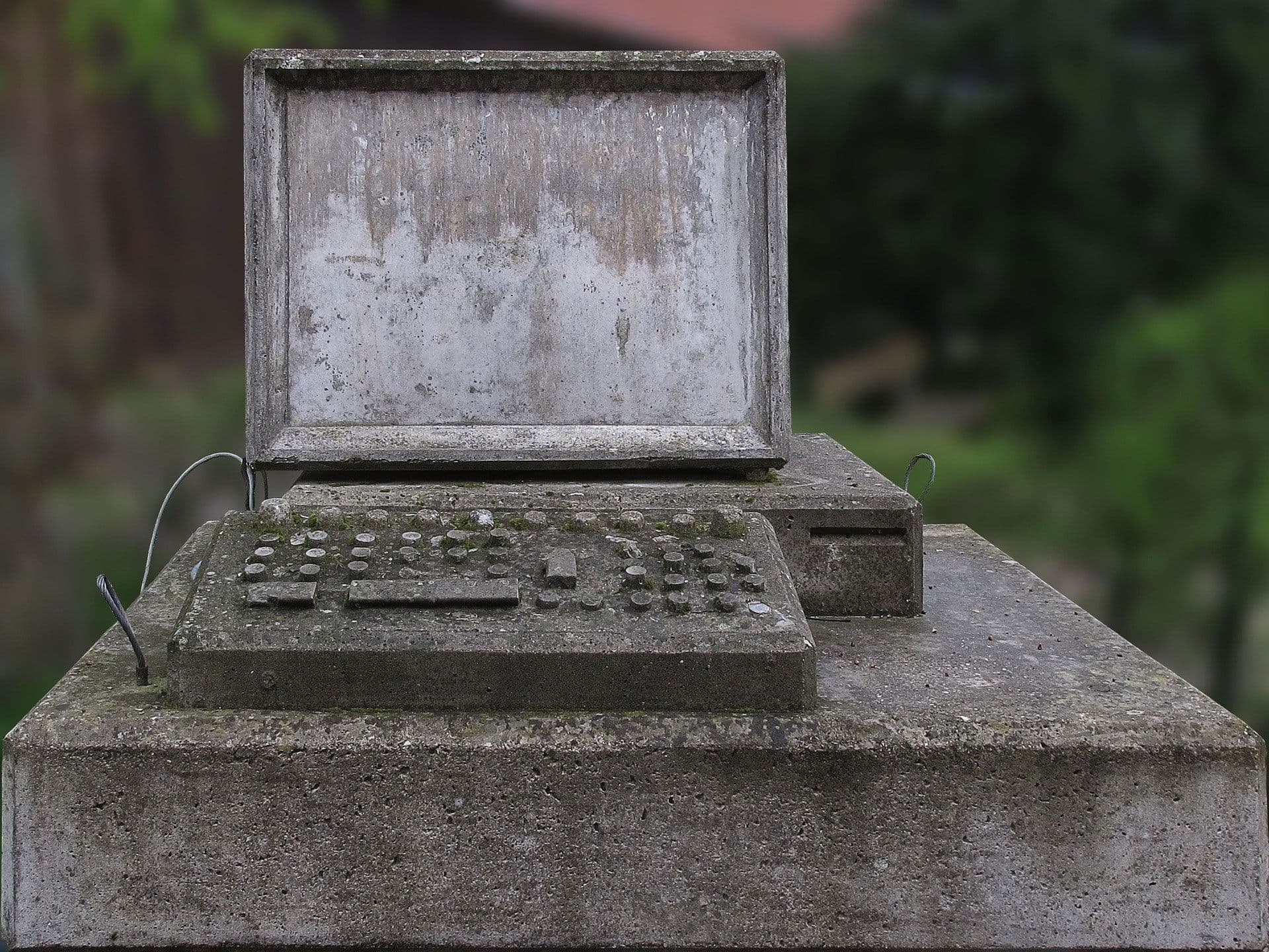 Een computer die in beton is gestort