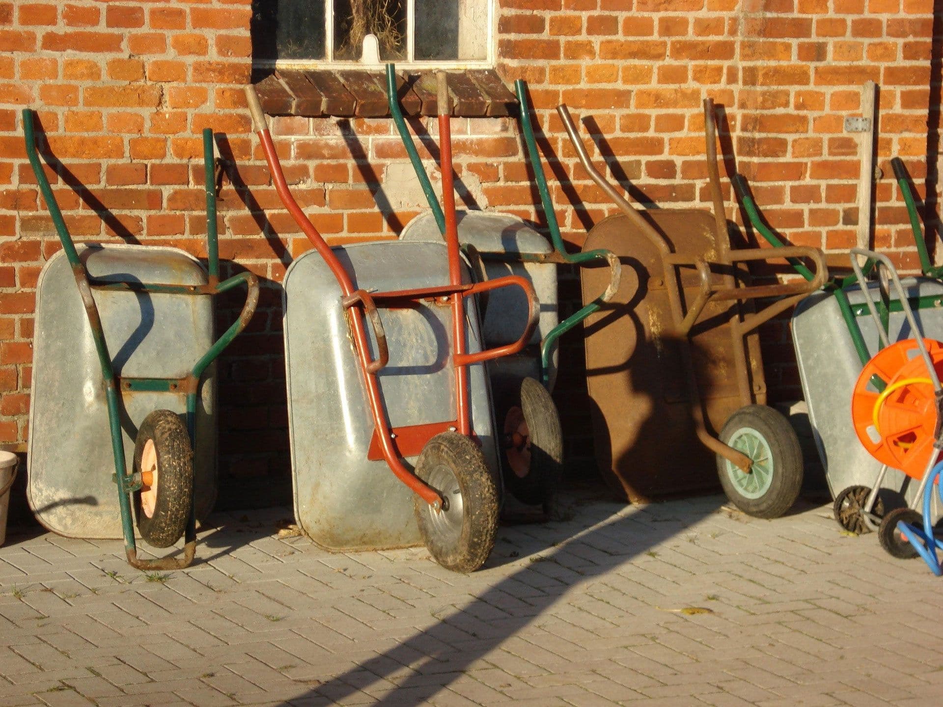 Verschillende kruiwagens op een rij
