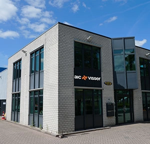 Voorkant en ingang van het AIC Visser pand in Veghel.