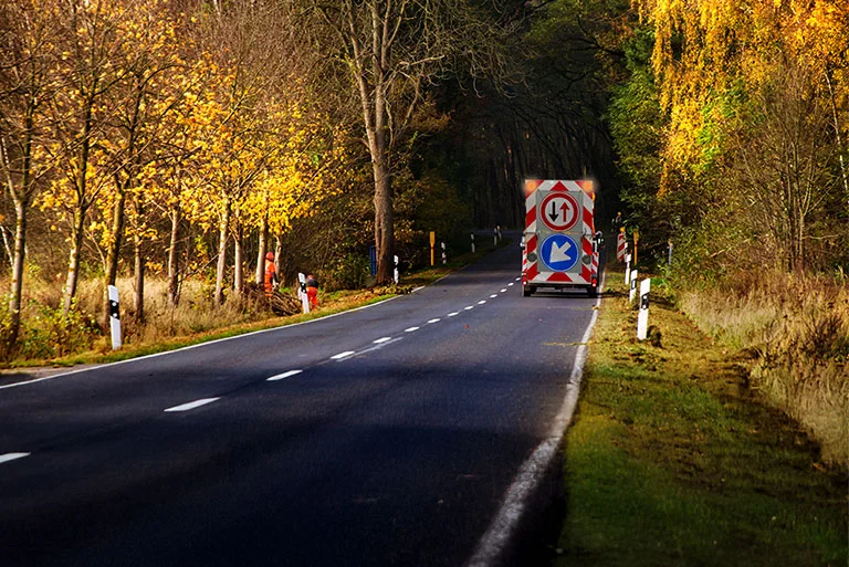 Wegbebakening op een infraproject met achterin een tijdelijk verkeersbord.